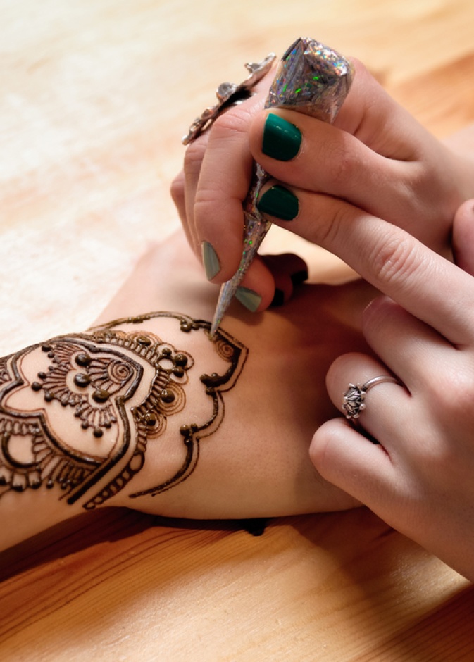 نقوش الحناء لتزيين يديك في عيد الفطر 2024