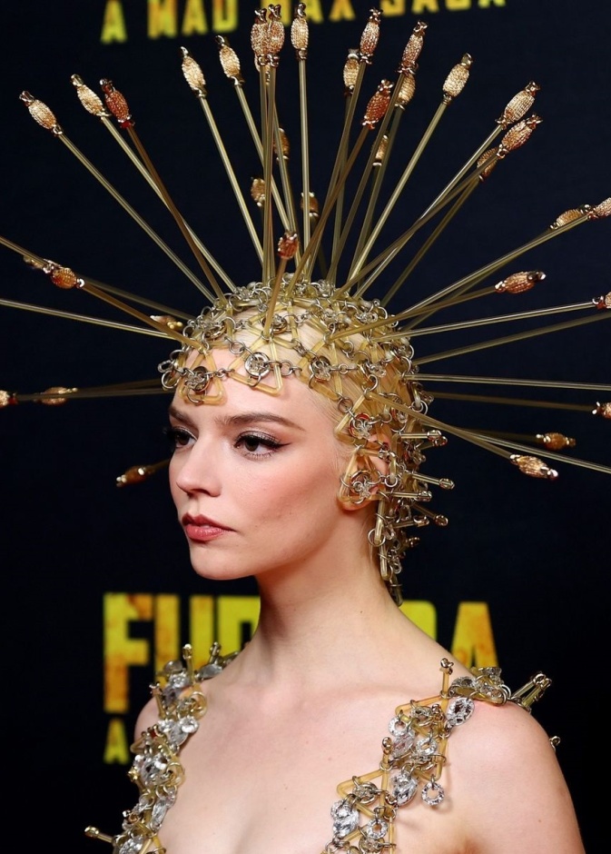 إطلالة جمالية وفينتاج للنجمة Anya Taylor-Joy