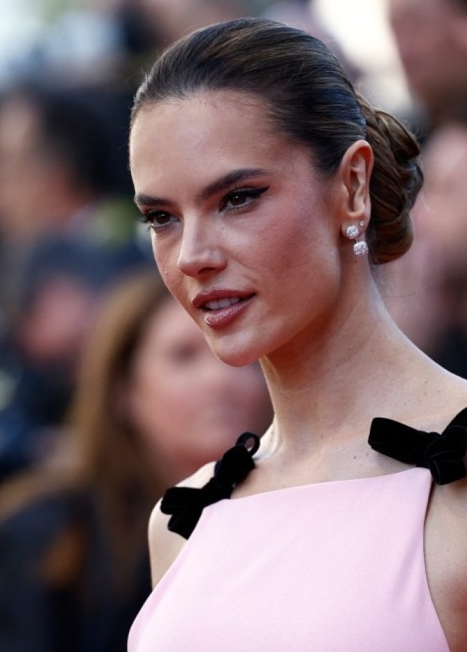 إطلالات جمالية مميزة ترسمه النجمات في اليوم الثامن من مهرجان كان