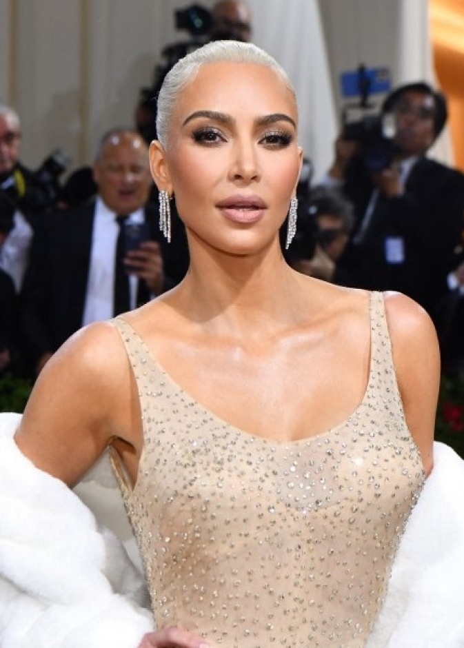 إطلالات لا تنسى للشقيقات كيم كاردشيان على مر السنوات في حفلات Met Gala