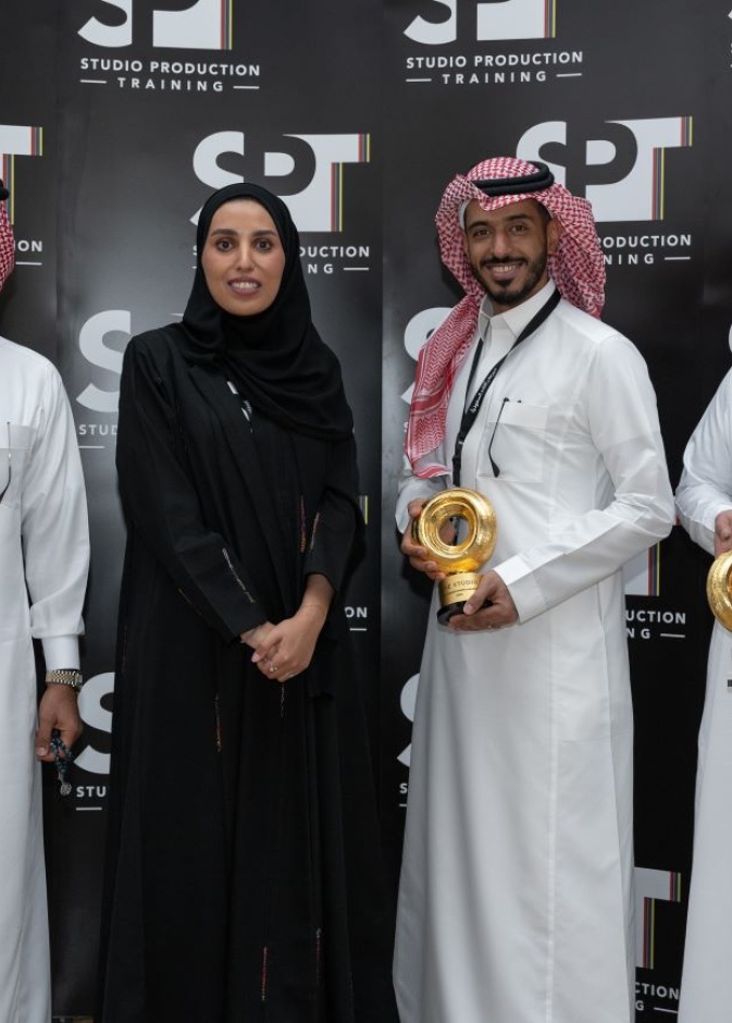 هاجر النعيم مع الفائزين بالجوائز الاستثنائية