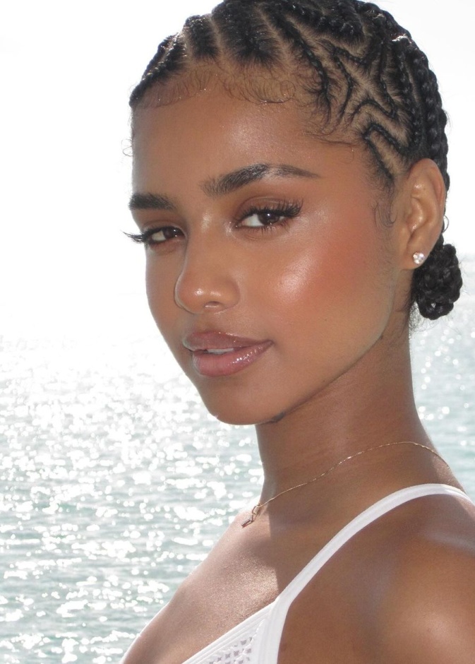 العناية بالبشرة الداكنة على طريقة تيلا