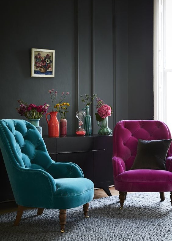 تباين كراسي غرفة المعيشة، يمنحها إحساسًا بالطابع المميز والشخصية