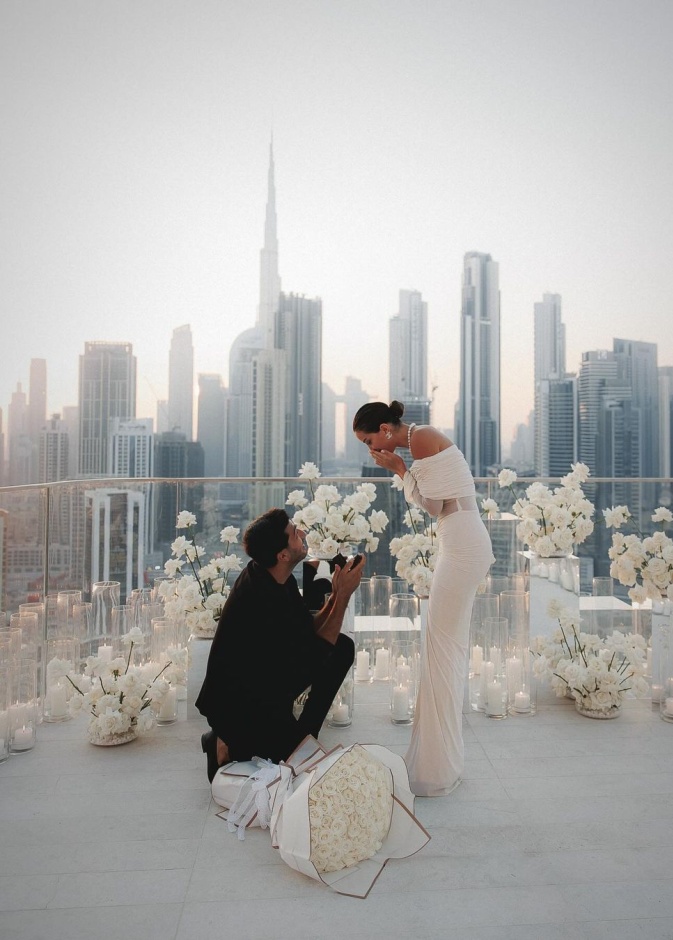 من اللقطة الرومانسية وصولاً الى الفستان.. أجواء متشابهة تجمع جوليا حسين ونادين عبد العزيز في إعلان خطوبتهما