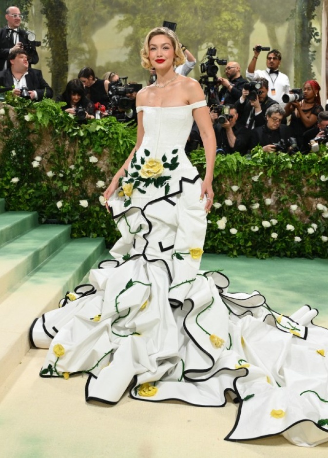 جيجي حديد بإطلالة من توقيع مصمم الأزياء الأمريكي، توم براون