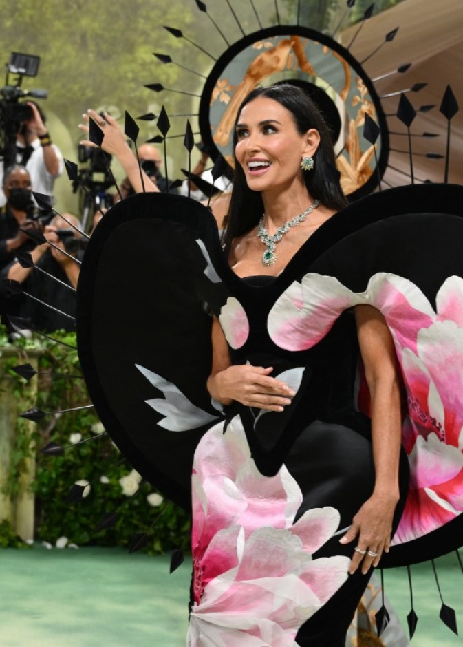 ديمي مور Demi Moore بعقد فخم من أحدث مجموعات كارتييه Cartier