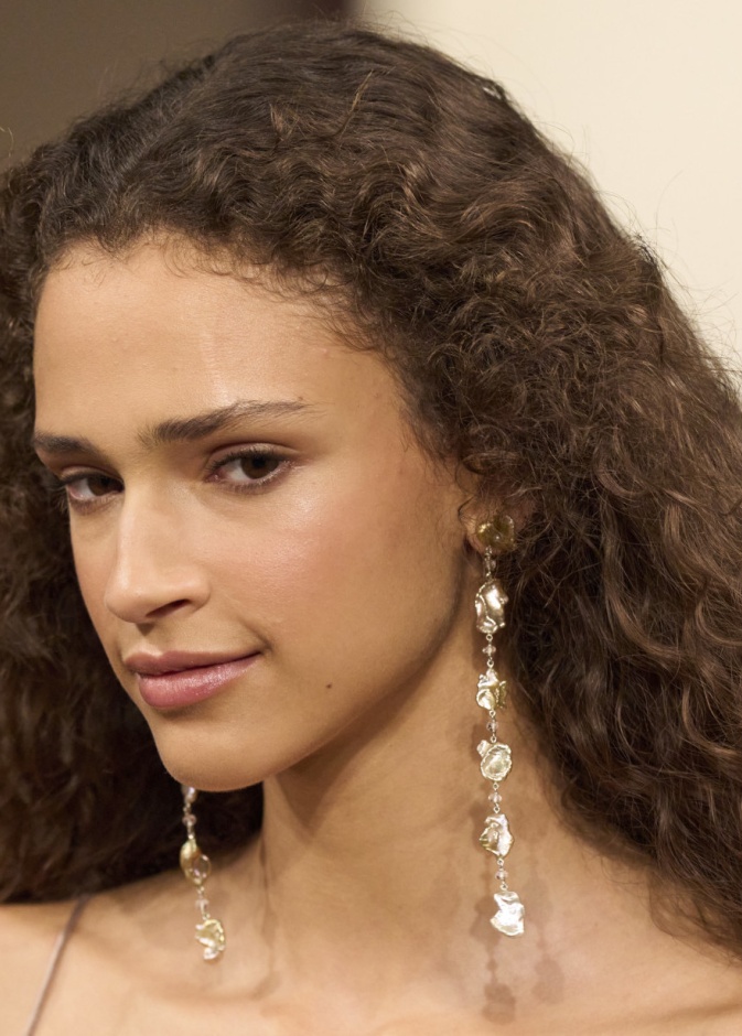 ما هي تقنية التقشير الكربوني لعلاج مختلف مشاكل البشرة بينها المسامات الواسعة