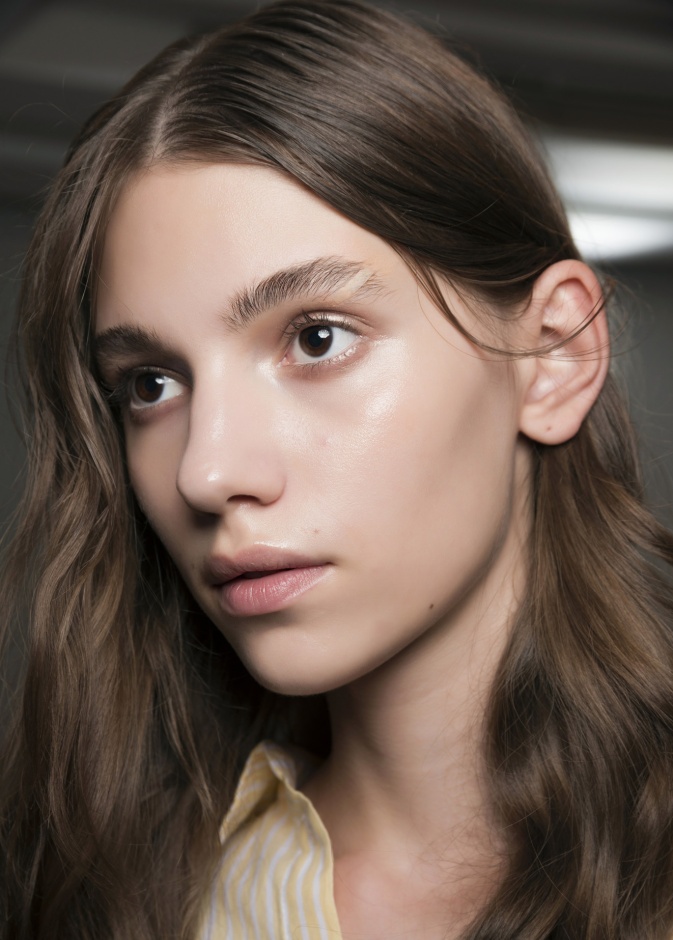 كيف يساعد علاج الليزر على إزالة شعر الوجه بشكل فعّال