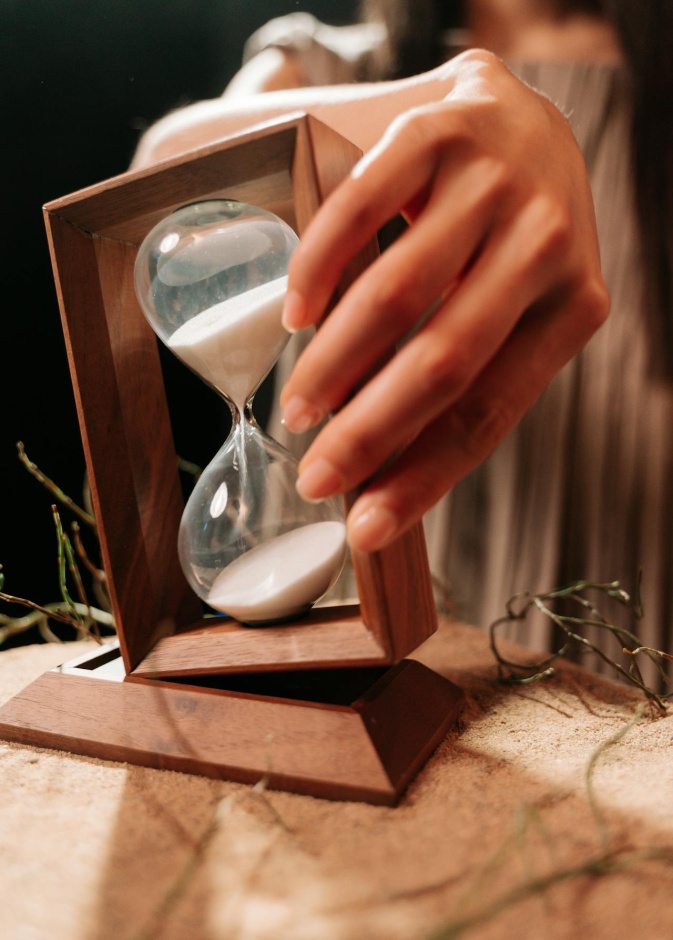 سلاحكِ الأساسي لإنجاز مهامكِ سريعًا...إليكِ أهمية إدارة الوقت وخطوات تنظيمه