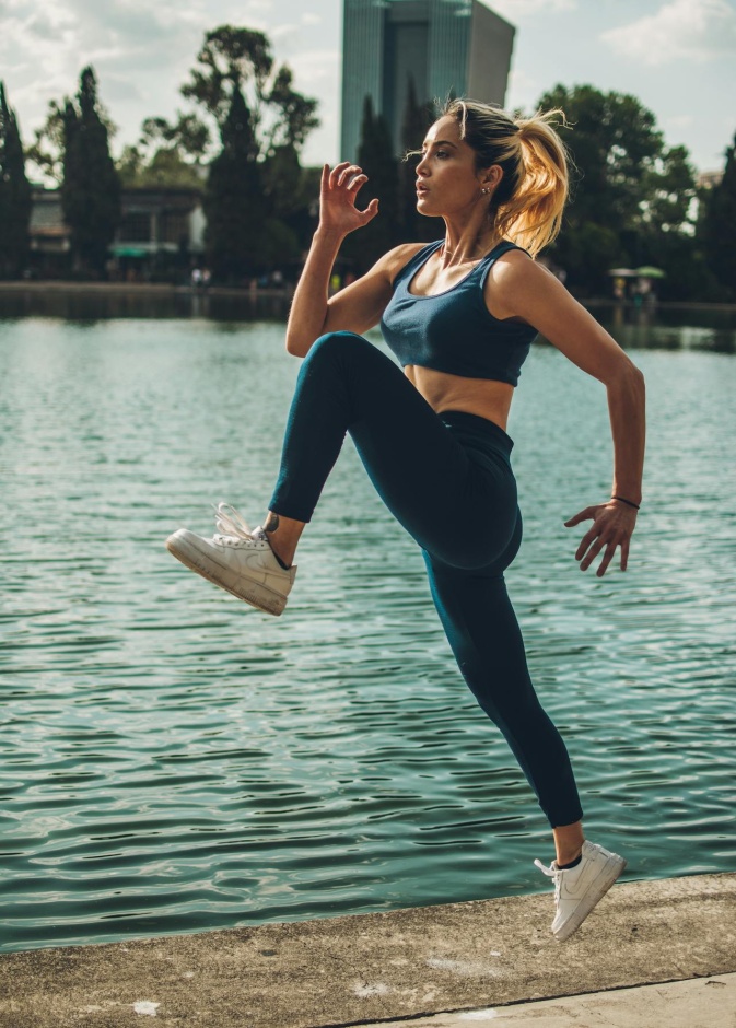 منها شرب الماء مباشرة بعد الاستيقاظ ... إليكِ أقصر الطرق لحرق الدهون في فصل الصيف