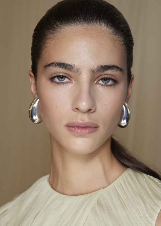 السيراميد لتنعيم البشرة وملء الفجوات بين خلايا الجلد