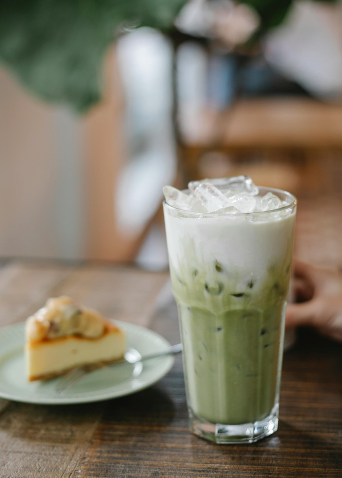 طريقة عمل ماتشا لاتيه للاستمتاع به خلال فصل الصيف