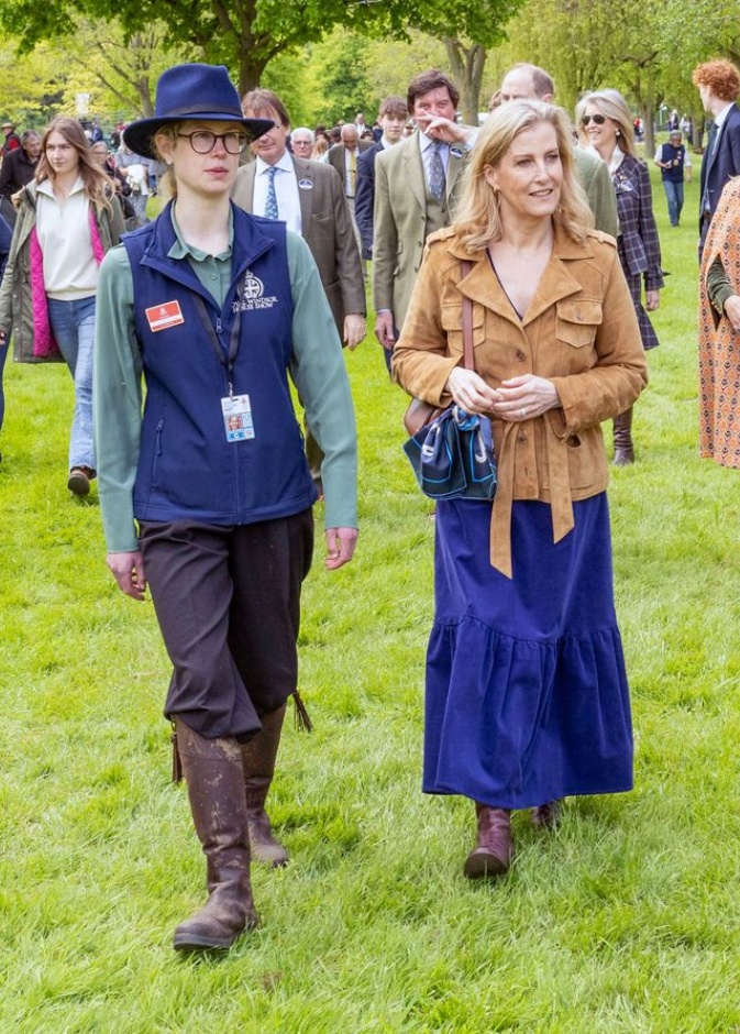 ظهور نادر لليدي لويز وندسور مع والدتها الدوقة صوفي