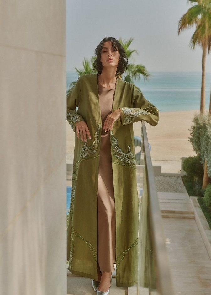 عباية مع فستان من علامة موزان