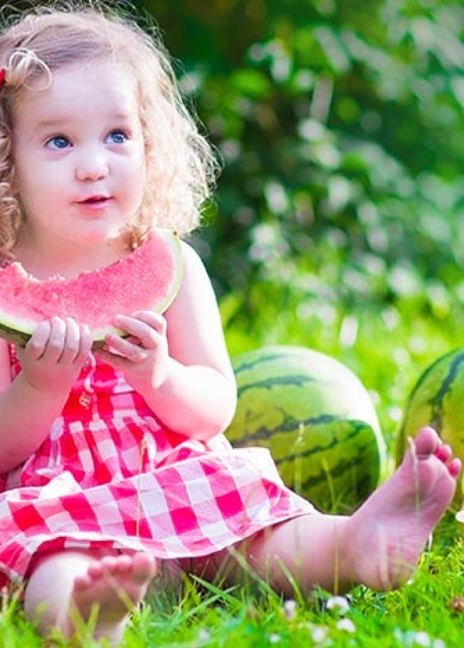 فوائد البطيخ للأطفال الرضع عديدة منها أنه يساعده على ترطيب جسمه وخصوصا في الصيف
