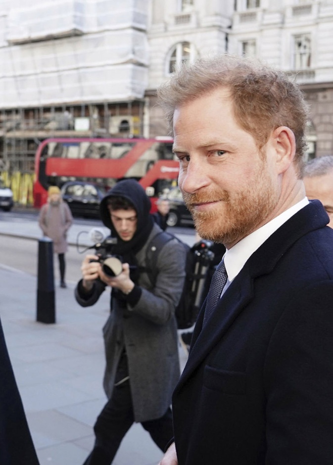 لن يلتقي والده وشقيقه.. الأمير هاري يصل لندن