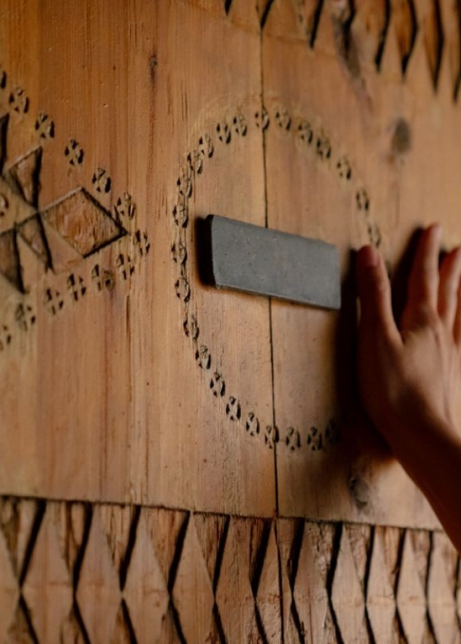 مجموعة أطباق تقديم التمر مستوحاة من تصاميم أبواب مناطق المملكة