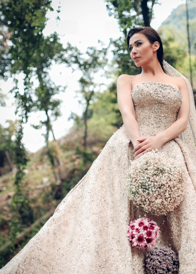 نادين الراسي بإطلالة زفاف. الصورة لـ Ace Production