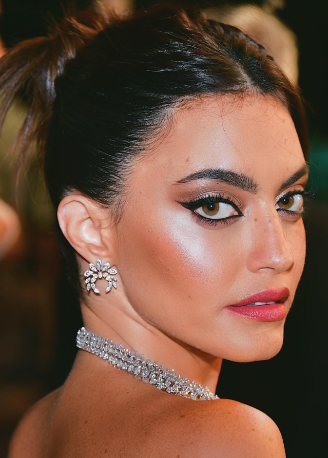 اطلالة كارن وازن برسمات مكياج قوية