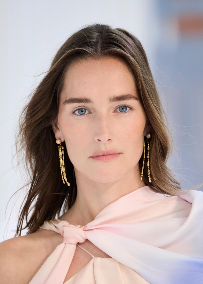 اكتشفي كيف تحصلين على شعر حريري كإطلالة النجمات