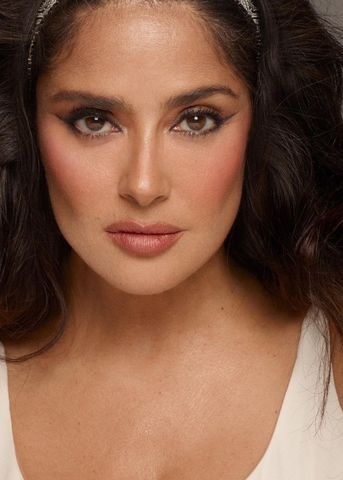 تتبنى سلمى حايك نهجاً فريداً في العناية ببشرتها، حيث لا تقوم بتنظيف وجهها في الصباح