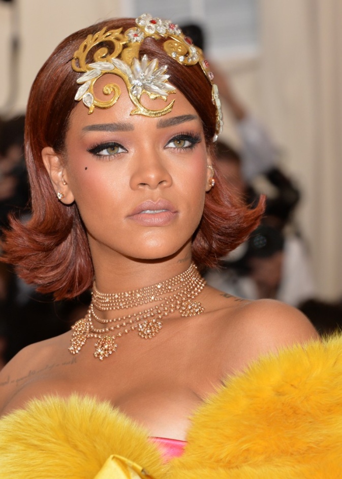 تسريحات الشعر الكاريه مع الاكسسوارات الهندسية بأسلوب Rihanna عام 2015