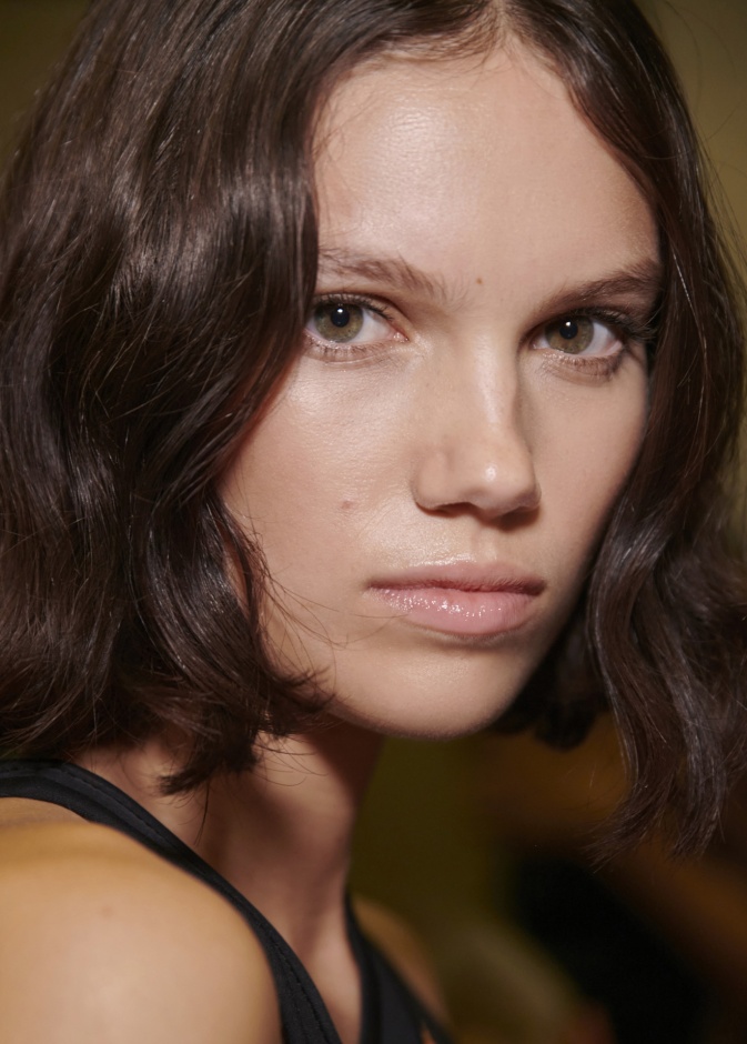 دليل شامل للمبتدئات للعناية بالبشرة وتعزيز جمالها الطبيعي