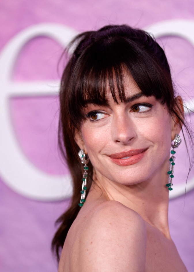 صيحة الغرة الأمامية الطويلة والكثيفة مع ذيل الحصان بأسلوب آن هاثاواي