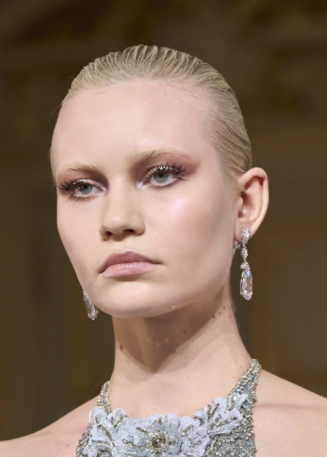 مكياج العيون البراق يعود الى الواجهة بلمسات متجددة... إليك أسرار تطبيقه