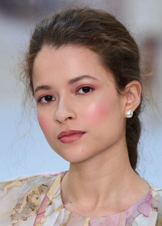 هايلايتر كريمي لإضاءة العينين من Paul Costelloe