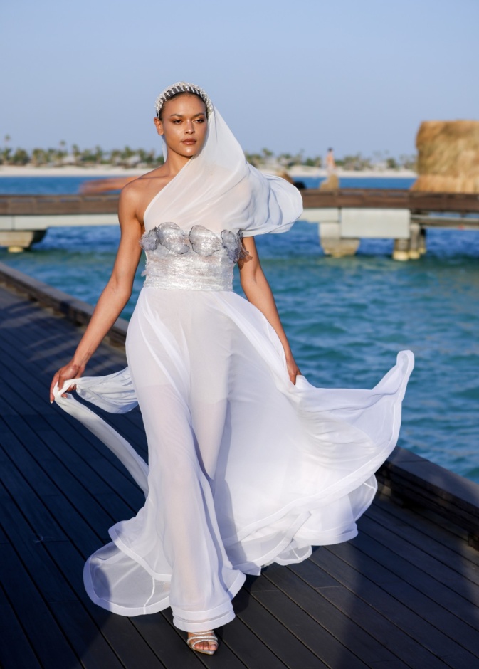 المصممة السعودية تيما عابد تفتتح أسبوع البحر الأحمر للموضة