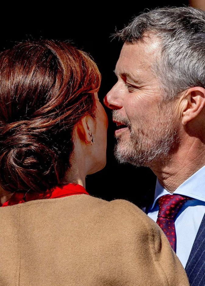 الملك فريدريك يذهل الجميع بقبلة حانية على خد الملكة ماري في السويد