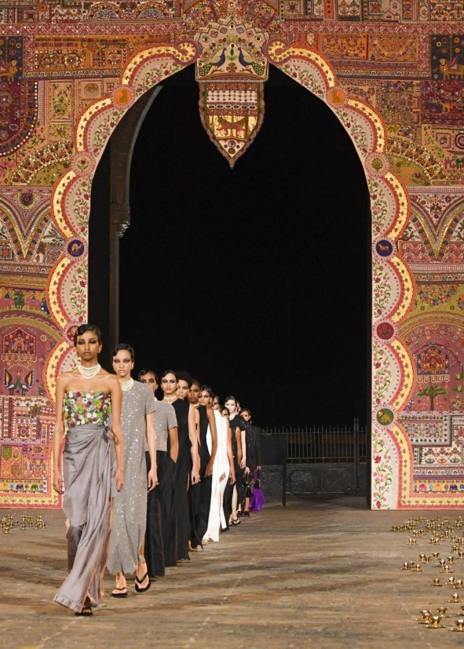 8 مواقع تاريخية احتضنت عروض أزياء لا ننساها 