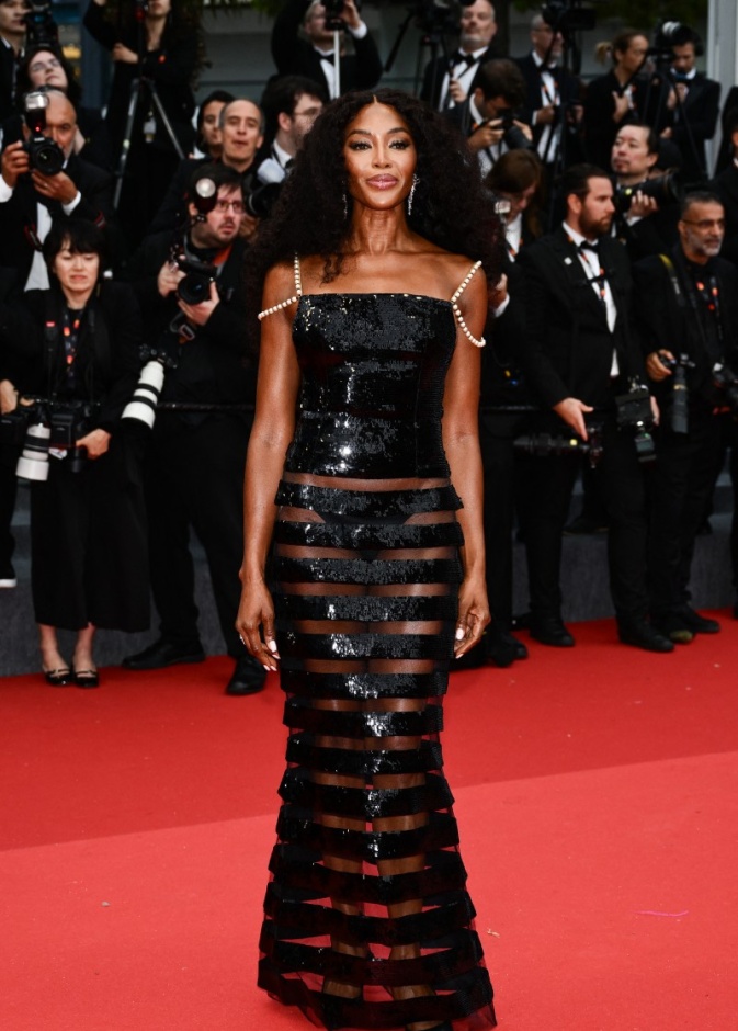 ناعومي كامبل تعيد إحياء إطلالة من الماضي في مهرجان كان