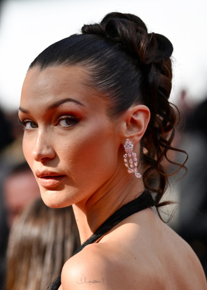 بيلا حديد بأجمل تسريحات الشعر المرفوع واحدثها اطلالتها بمهرجان كان 2024