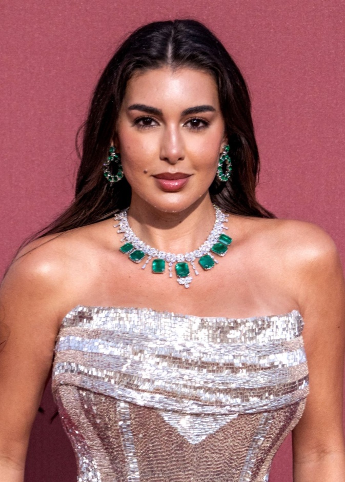 ما تزال صور ياسمين صبري تتصدر الترند في إطلالاتها بمهرجان كان السينمائي حيث أثارت الجدل بالتغيير الذي لاحظه الجمهور في ملامحها والذي يعود الى تغييرها في طريقة مكياجها المعتادة. نرصد لكم أحدث إطلالاتها والتغييرات التي اعتمدتها في مكياجها. أحدث إطلالات ياسمين صبري والتغييرات التي اعتمدتها الإطلالة التي أثارت بها ياسمين صبري الجدل في مهرجان كان السينمائي وما يزال الجمهور يتناقلها، ظهورها بفستان فضي لامع والذي نسقت معه مكياج ناعم وبتفاصيل مختلفة عن خطوات مكياجها المعتادة ما جعلها تظهر بملامح مختلفة خاصة عند ناح