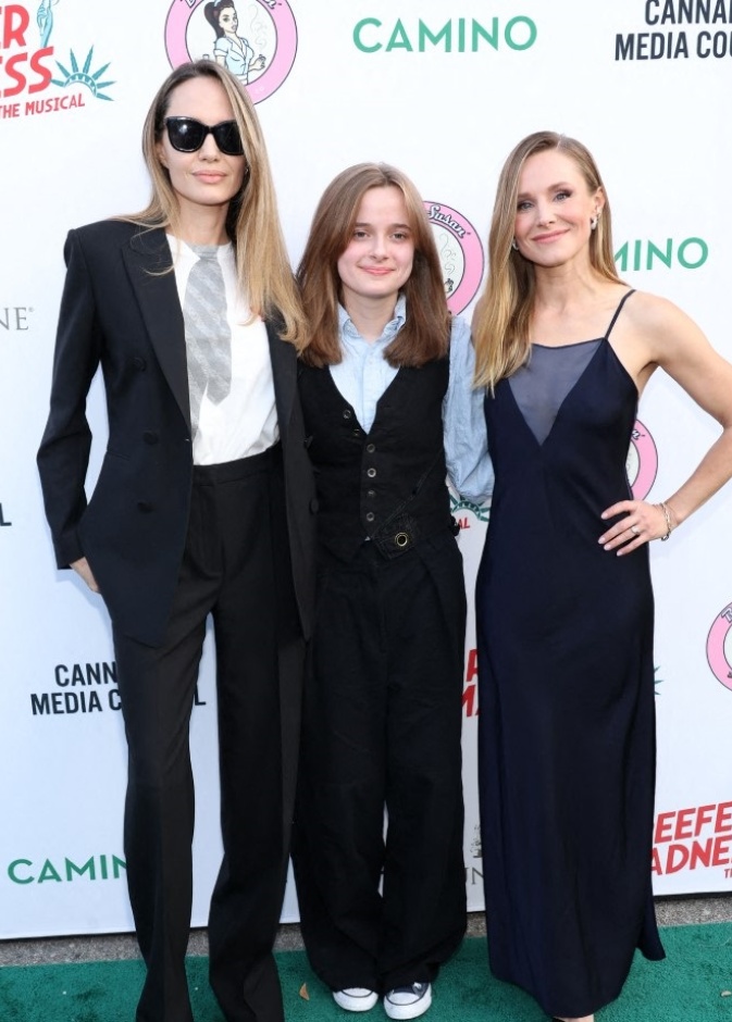 أنجلينا جولي وفيفان جولي وكريستين بيل