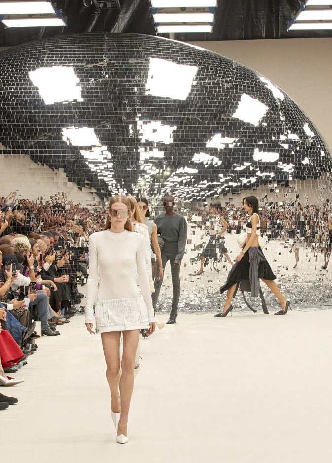 الأزياء المستقبلية موضة مؤقتة أم تلميح لما سنرتديه في المستقبل؟