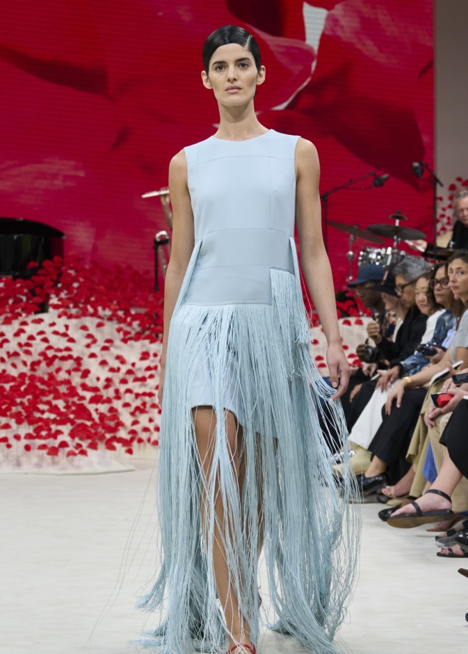 موضة الشراريب الطويلة على الفساتين لاطلالة استثنائية في الصيف