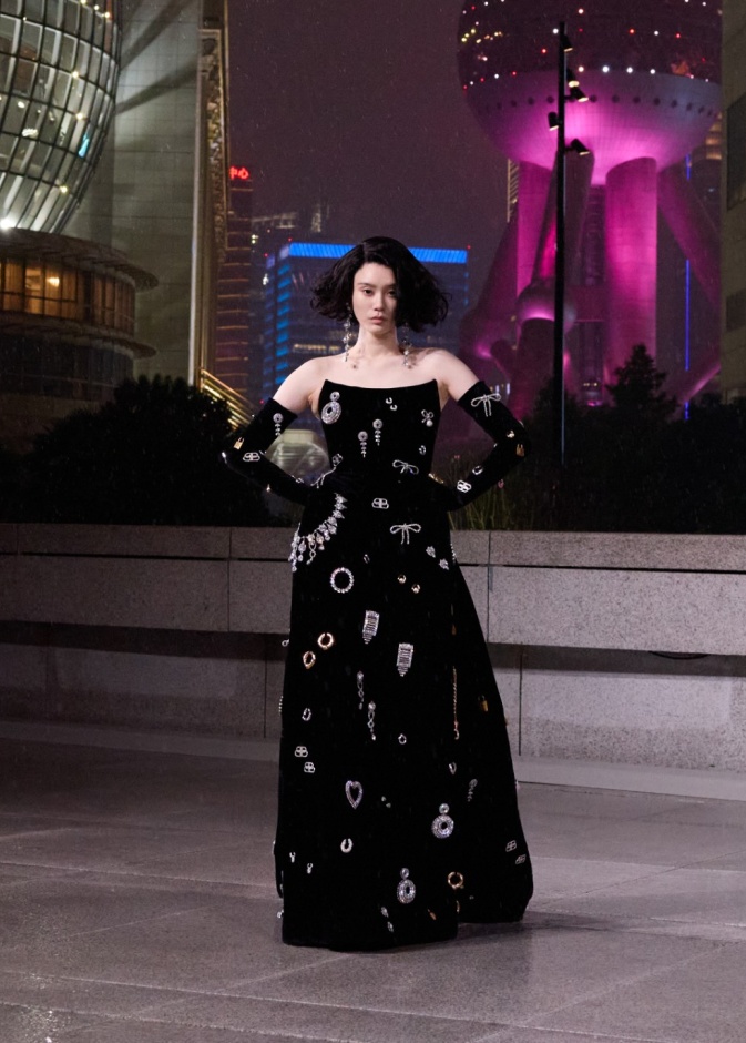 مجموعة Balenciaga لربيع 2025... ديمنا يشعل أكبر مدينة في الصين بتصاميمه الفخمة ولمسته المميّزة