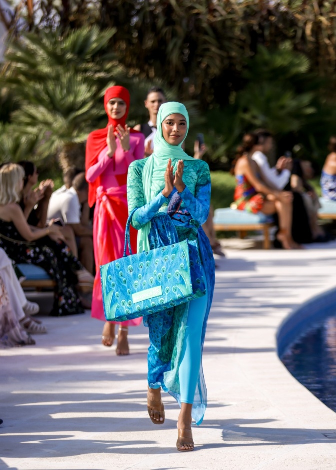 هادية غالب دمجت بين ملابس السباحة المحتشمة والأزياء المريحة