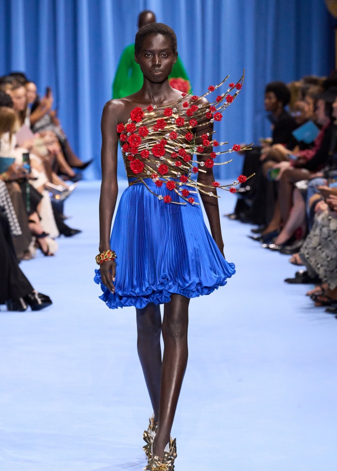 بلايز رسمية أم قطع فنية؟ ابداعات قدمتها دور الأزياء العالمية هذا الصيف