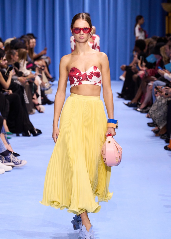 التنورة مع التوب القصيرة خيارك الأول في موسم العطلات الصيفية