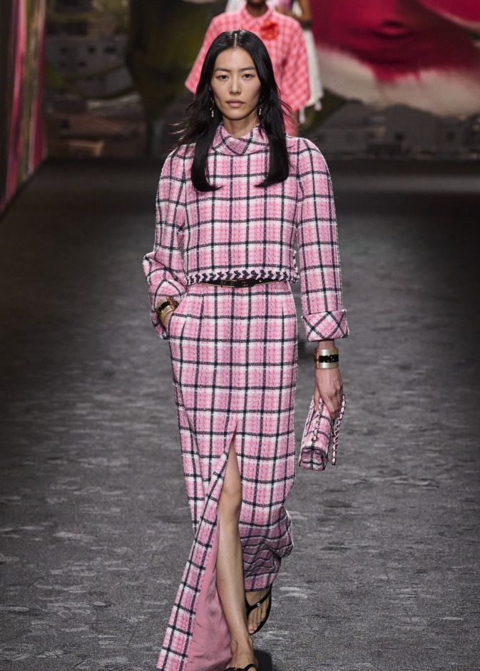 الأناقة اليومية ترتبط بموضة توبات الكارو