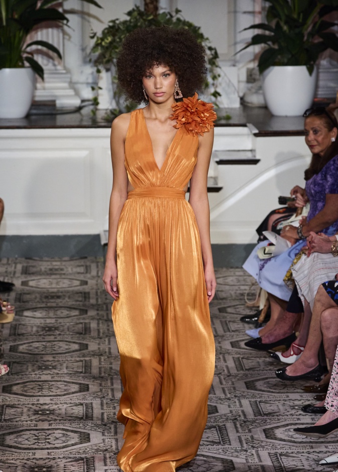 طبعات الورود النافرة على التصاميم عنوان الأناقة والعصرية   