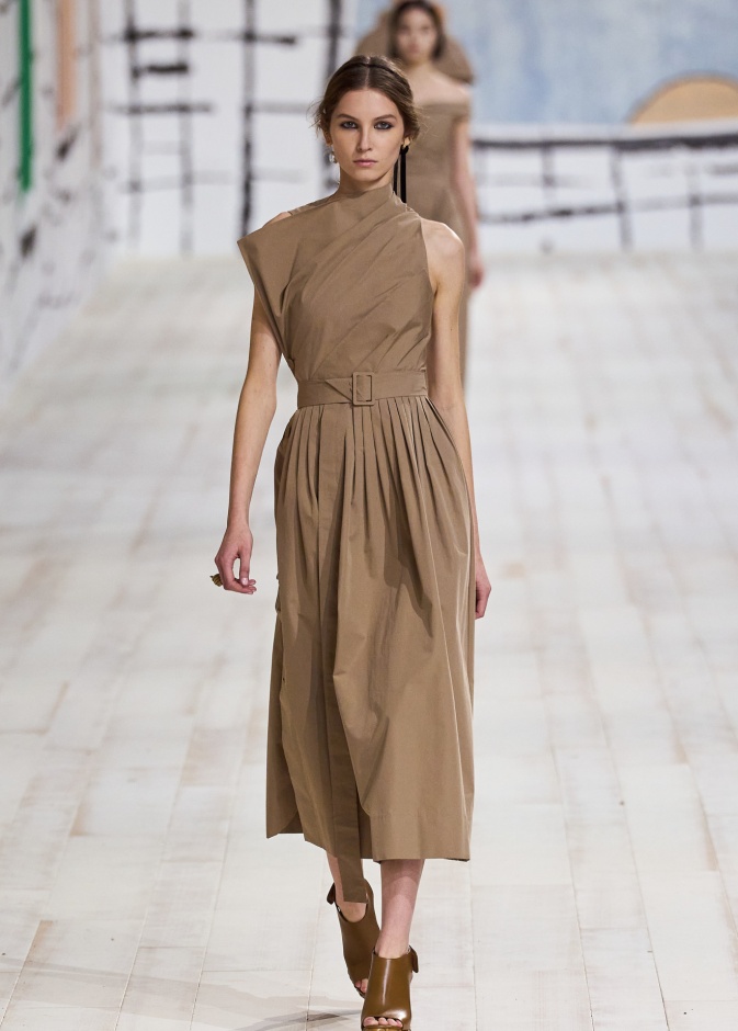 موضة فساتين البليسيه بقصاتها الفضفاضة صيحة متجددة