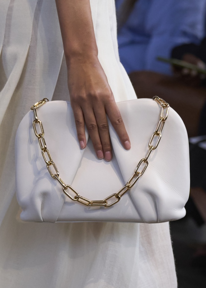 الحقائب البيضاء تمنحك إطلالات يومية لا تعرف الملل