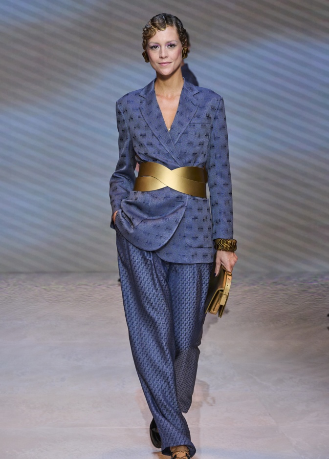 البدلات الرسمية تعود الى واجهة الموضة مع الحزام على الخصر