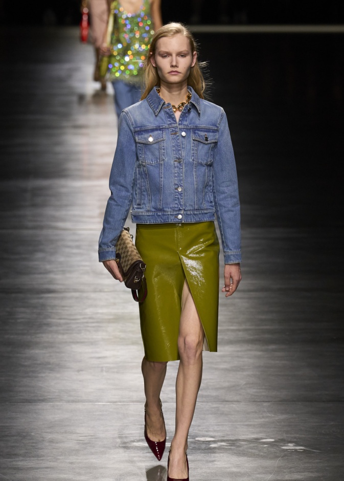  من عمال المناجم إلى أهم منصات العروض.. رحلة الجاكيت الجينز في عالم الموضة 