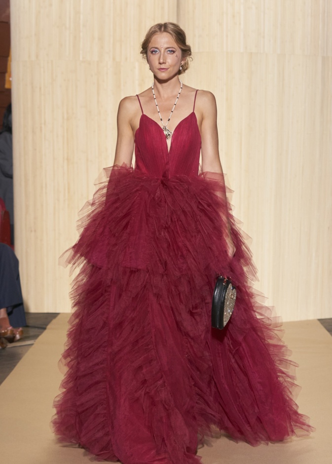 لمحبات الإطلالات الأنثوية إليك فستان أحمر منفوش لتتألقي في مناسبات صيف 2024